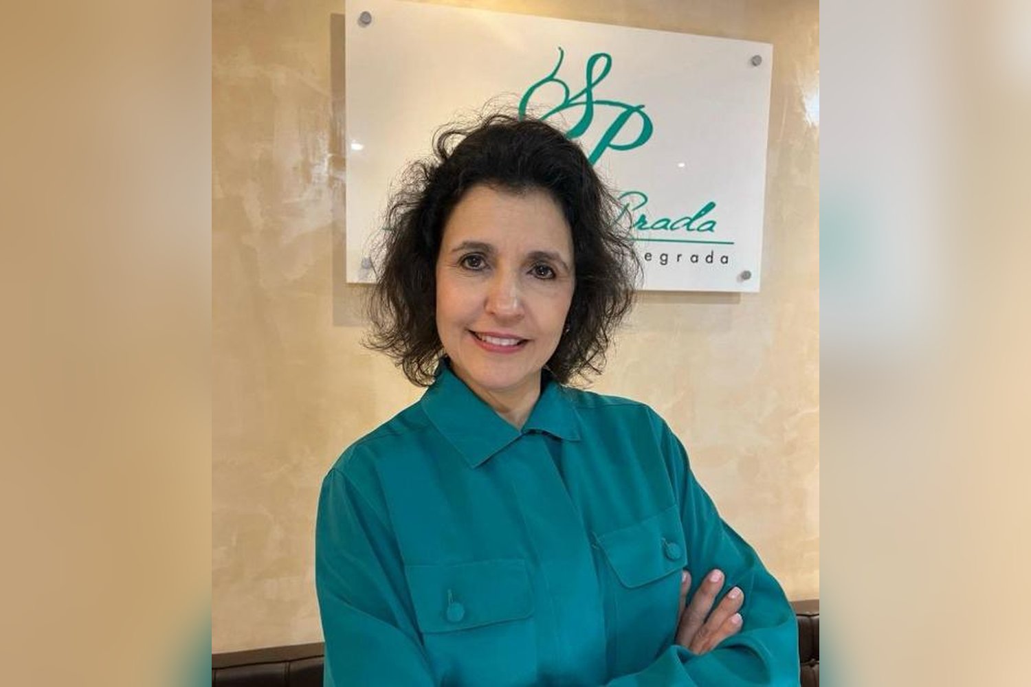 Dra. Simone Prada, cirurgiã-dentista especialista em DTM e Dor Orofacial, na clínica em Moema, São Paulo